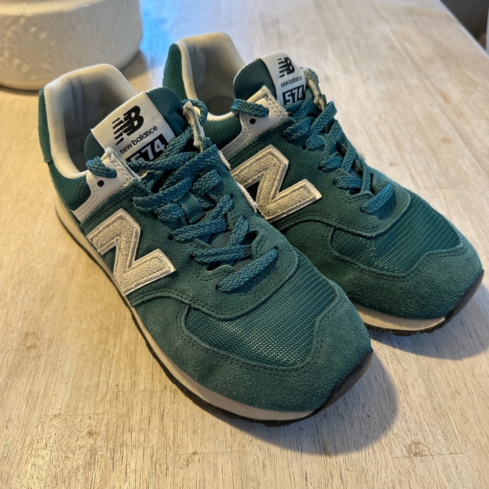 New Balance 574 Sneakers EUC Men’s 8/Women's 9.5